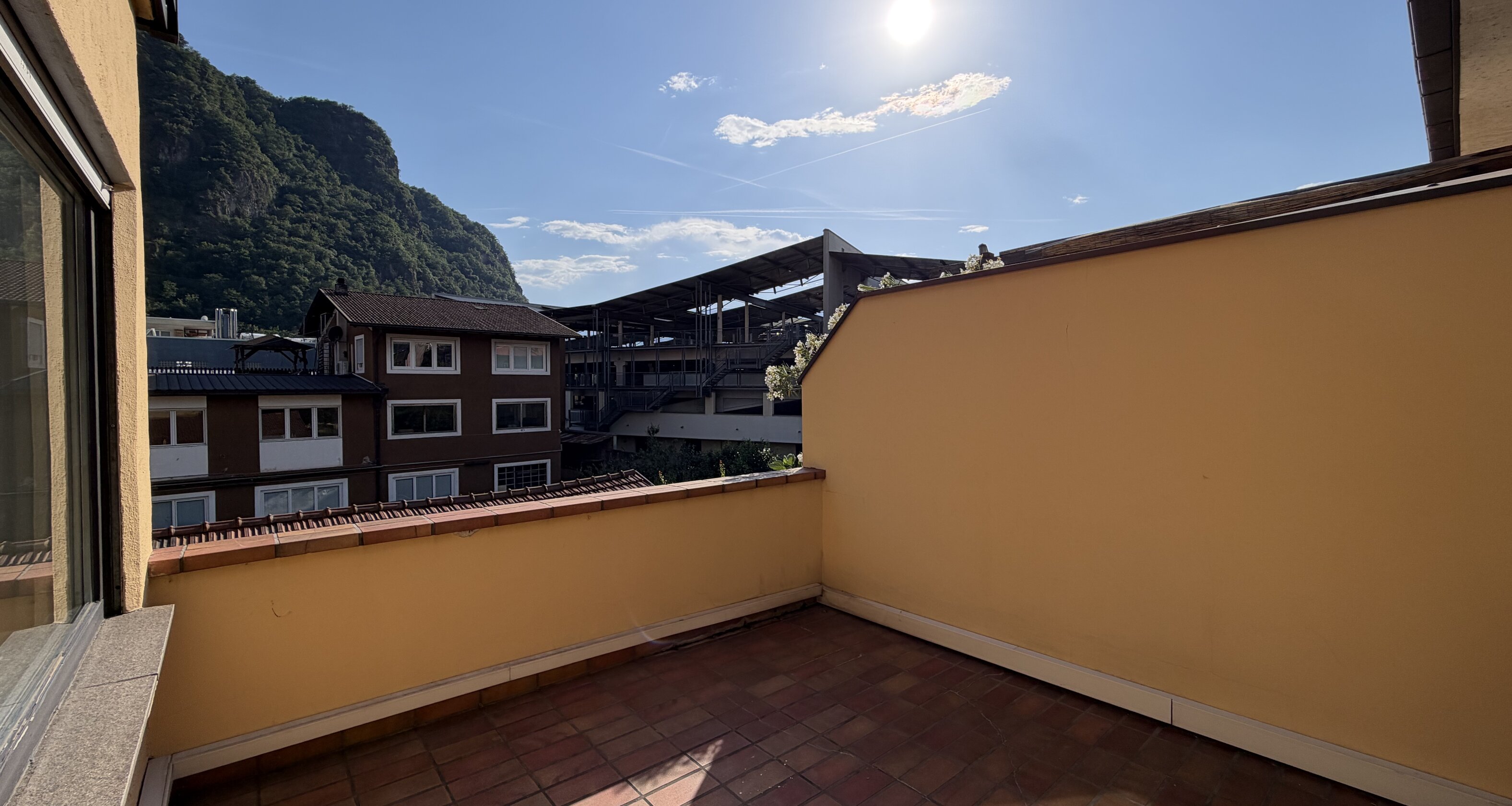 Helles Büro mit toller Terrasse