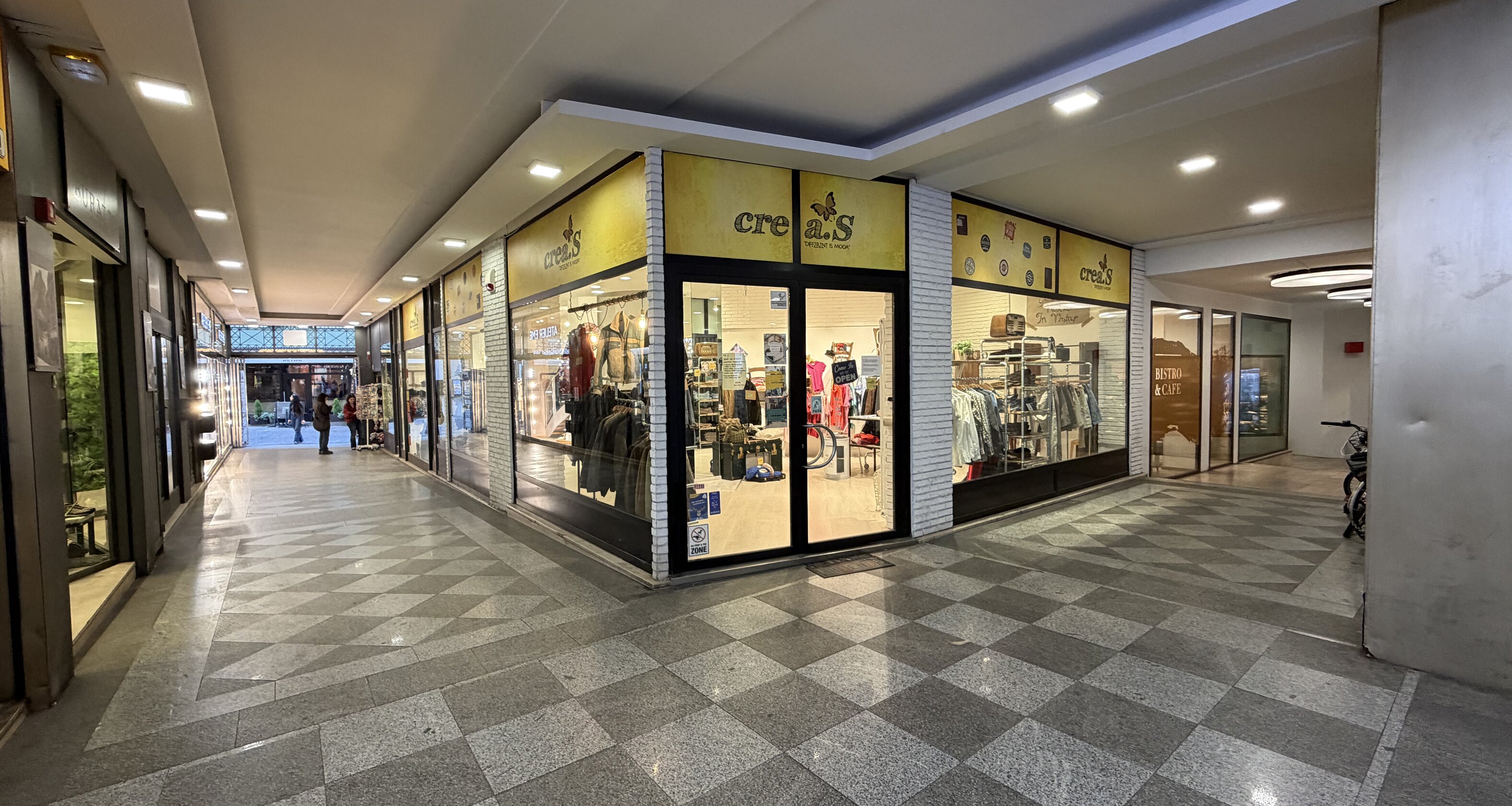 Greifgalerie: Geschäftslokal mit großen Schaufenstern