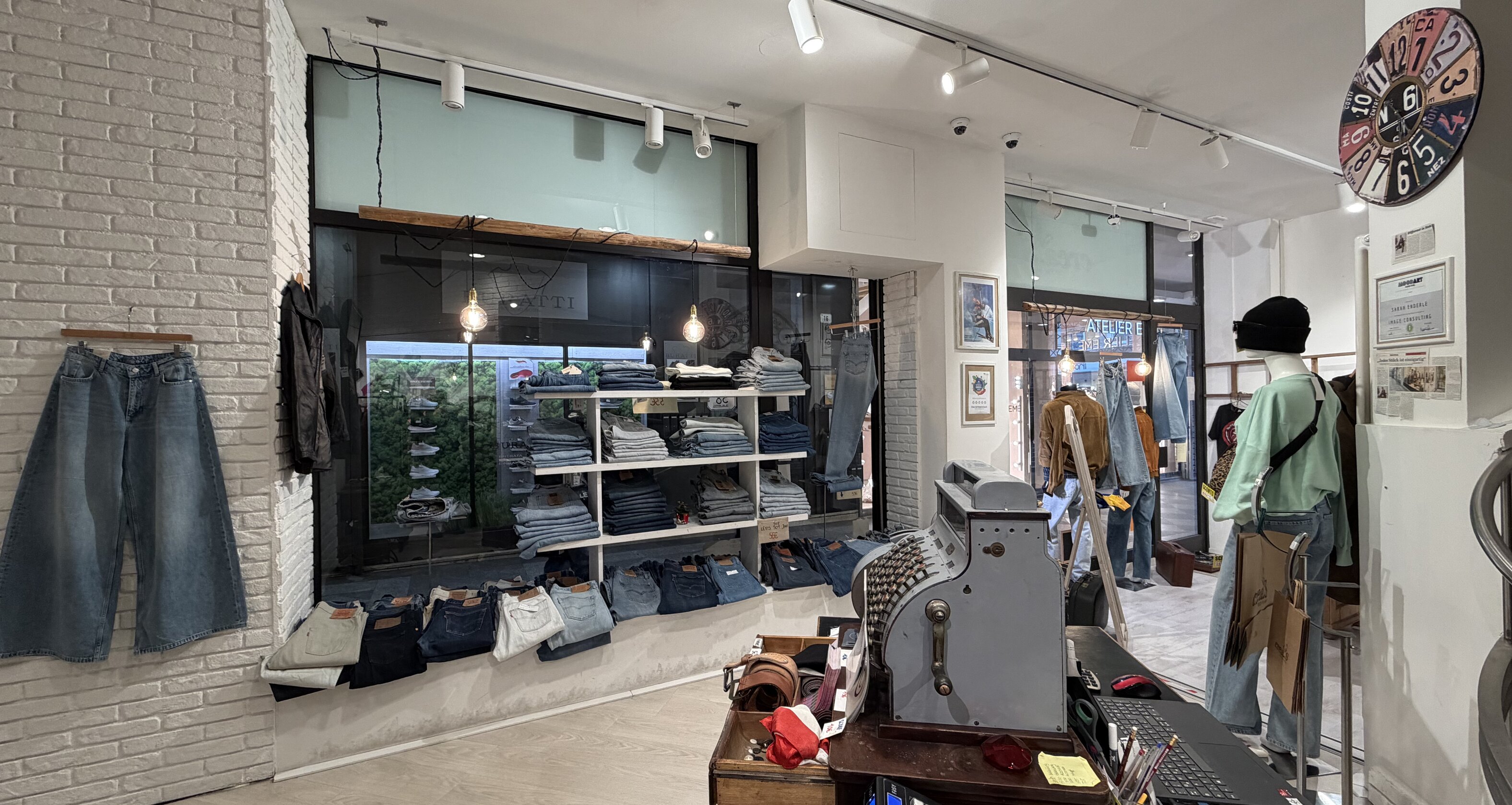 Greifgalerie: Geschäftslokal mit großen Schaufenstern