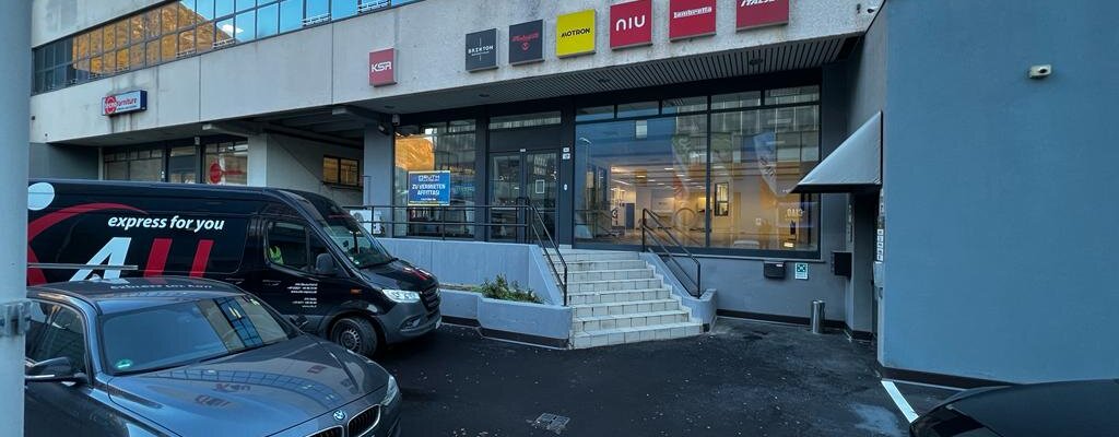 Industriezone Bozen: Großes Magazin samt Parkplätze im Untergeschoss zu vermieten