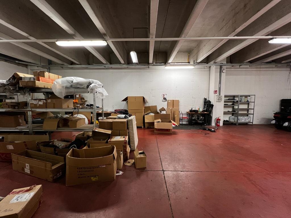 Industriezone Bozen: Großes Magazin samt Parkplätze im Untergeschoss zu vermieten