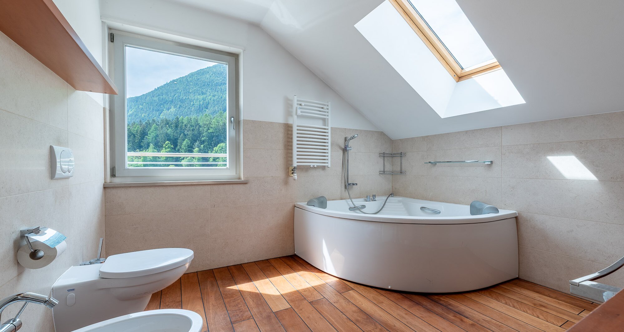 Exklusive Dachgeschosswohnung mit Terrasse und traumhaftem Ausblick in Bestlage