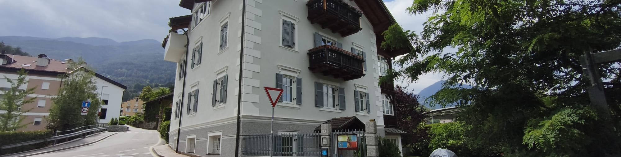 Teilmöblierte Dreizimmerwohnung mit Wintergarten