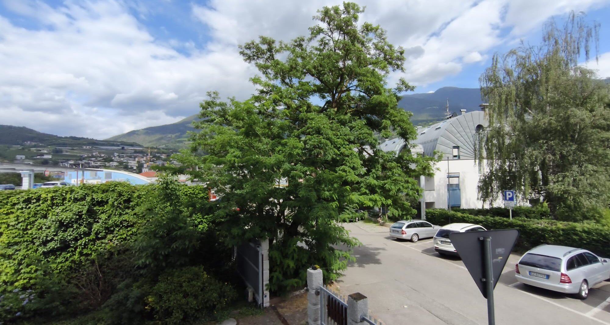 Teilmöblierte Dreizimmerwohnung mit Wintergarten