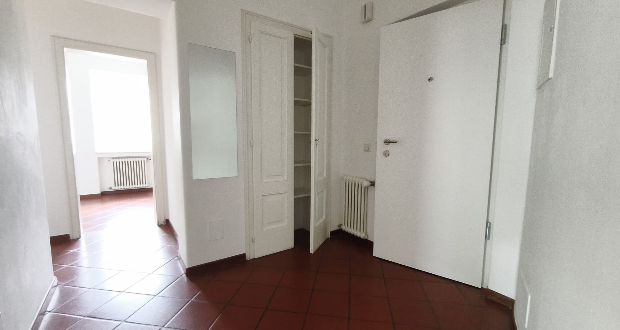 Teilmöblierte Dreizimmerwohnung mit Wintergarten