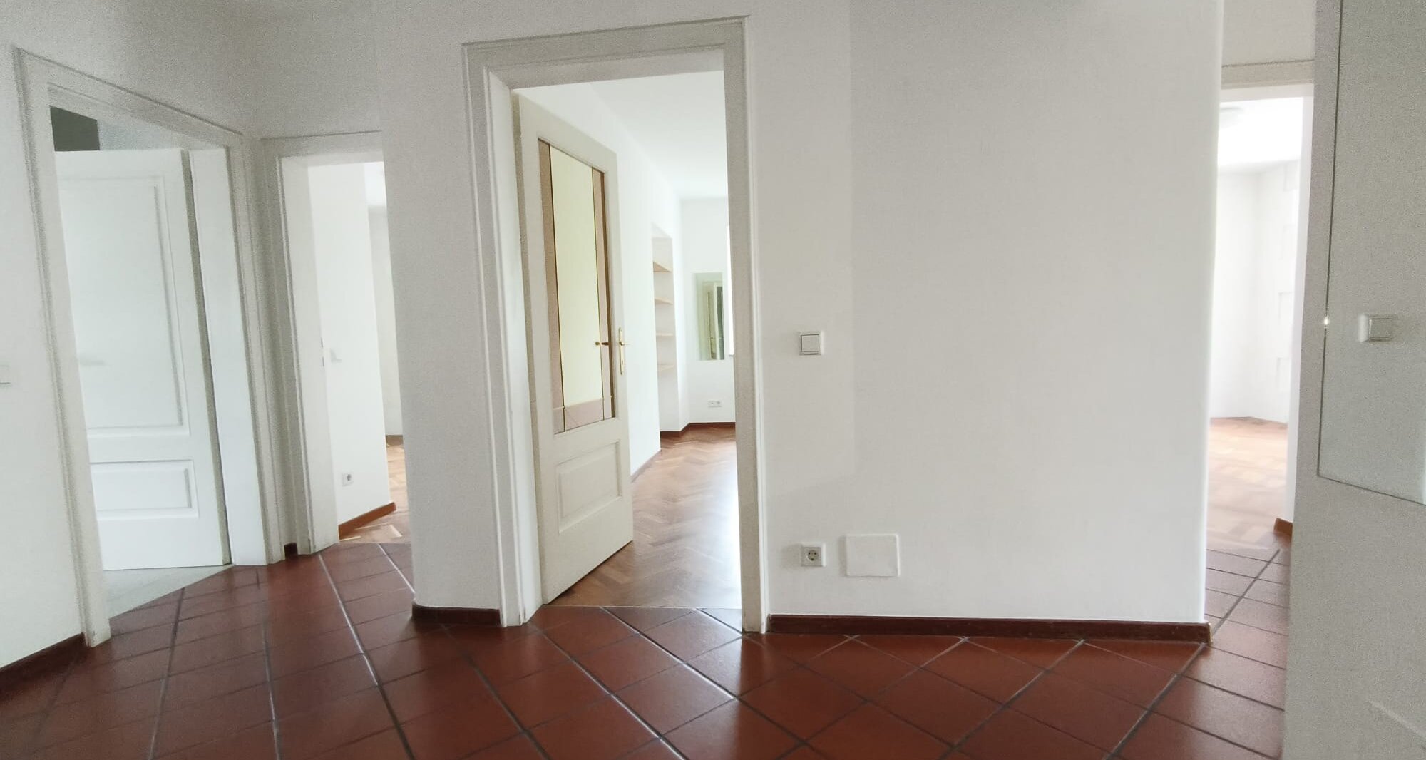 Teilmöblierte Dreizimmerwohnung mit Wintergarten