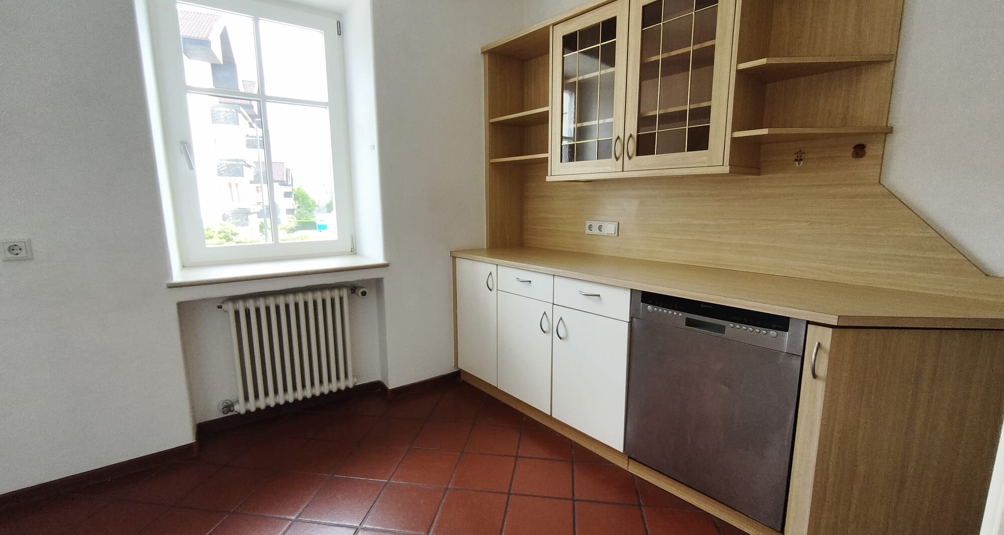 Teilmöblierte Dreizimmerwohnung mit Wintergarten