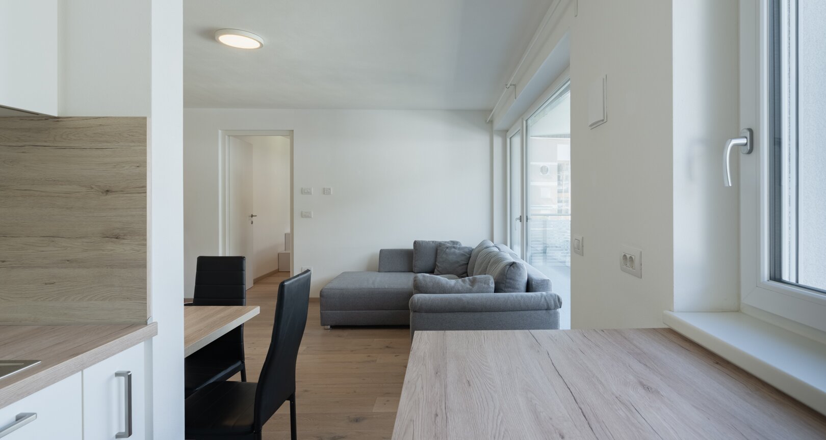 Neuwertige Zweizimmerwohnung mit Terrasse in zentraler Lage