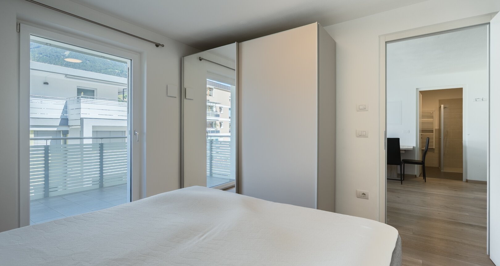 Neuwertige Zweizimmerwohnung mit Terrasse in zentraler Lage