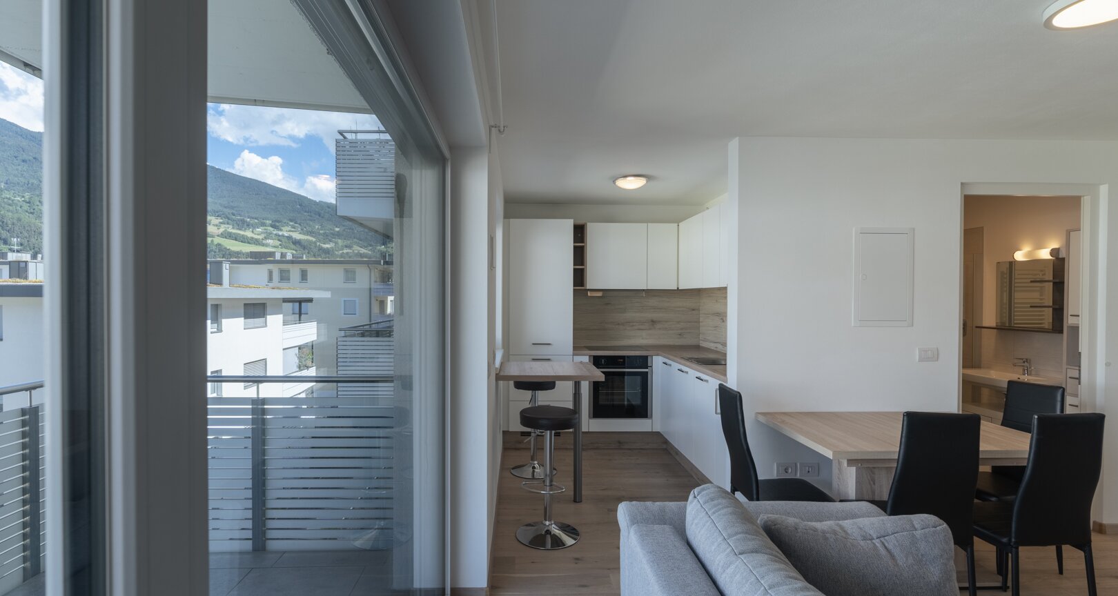 Neuwertige Zweizimmerwohnung mit Terrasse in zentraler Lage