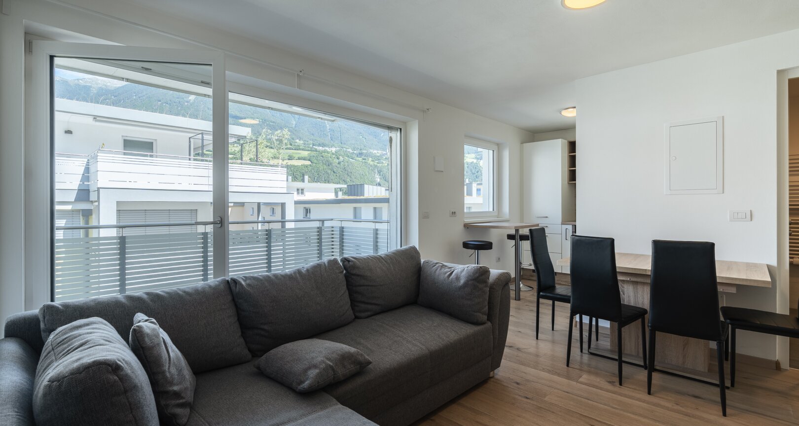 Neuwertige Zweizimmerwohnung mit Terrasse in zentraler Lage