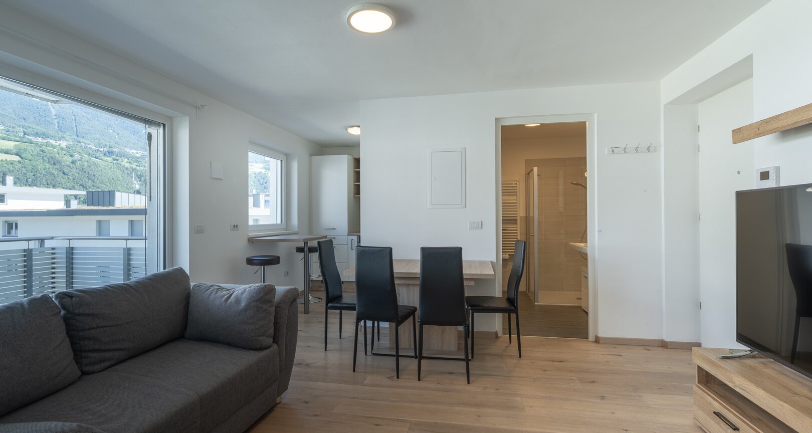 Neuwertige Zweizimmerwohnung mit Terrasse in zentraler Lage