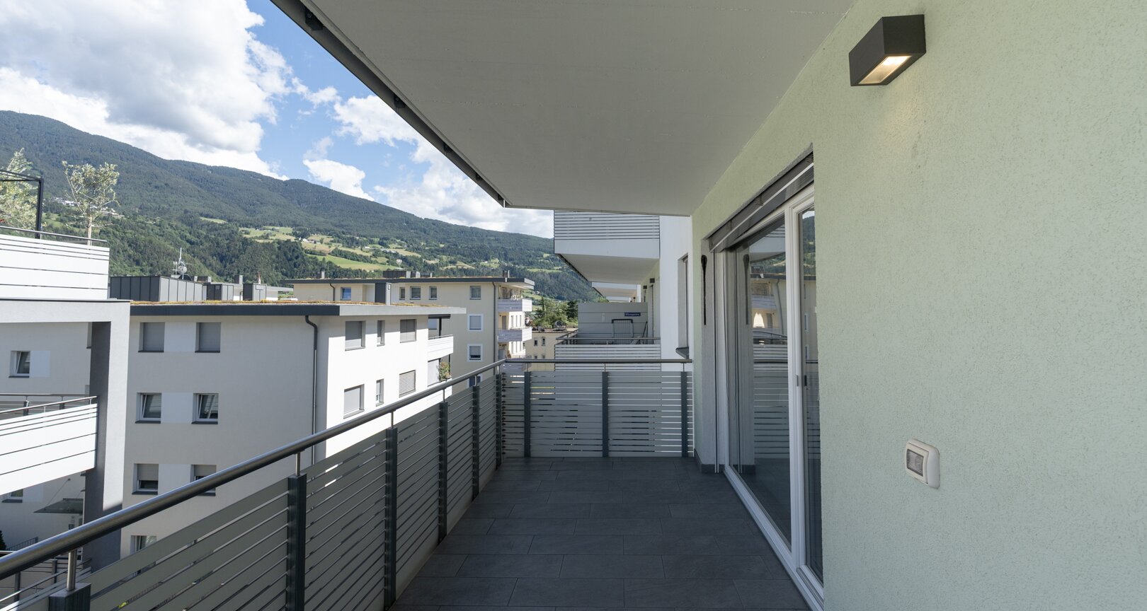 Neuwertige Zweizimmerwohnung mit Terrasse in zentraler Lage