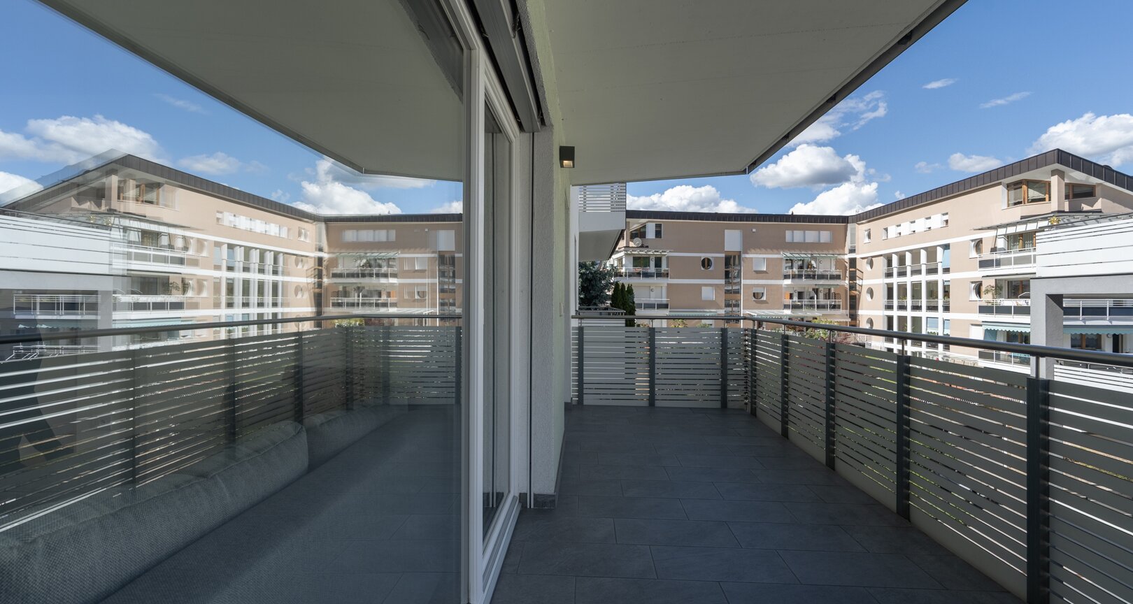 Neuwertige Zweizimmerwohnung mit Terrasse in zentraler Lage