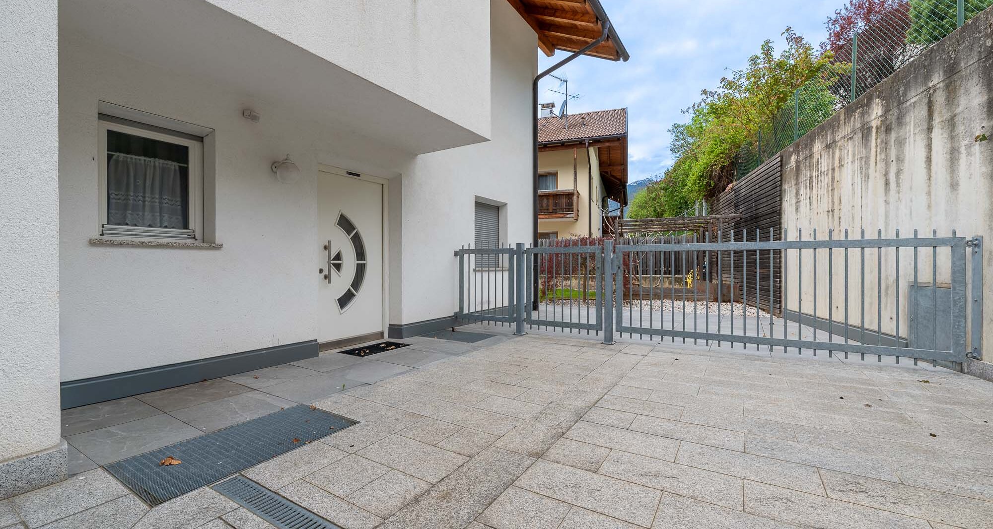 Schönes Eckreihenhaus mit Privatgarten in sonniger Panoramalage