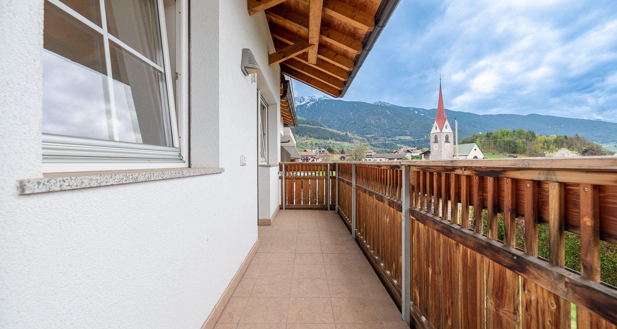 Schönes Eckreihenhaus mit Privatgarten in sonniger Panoramalage