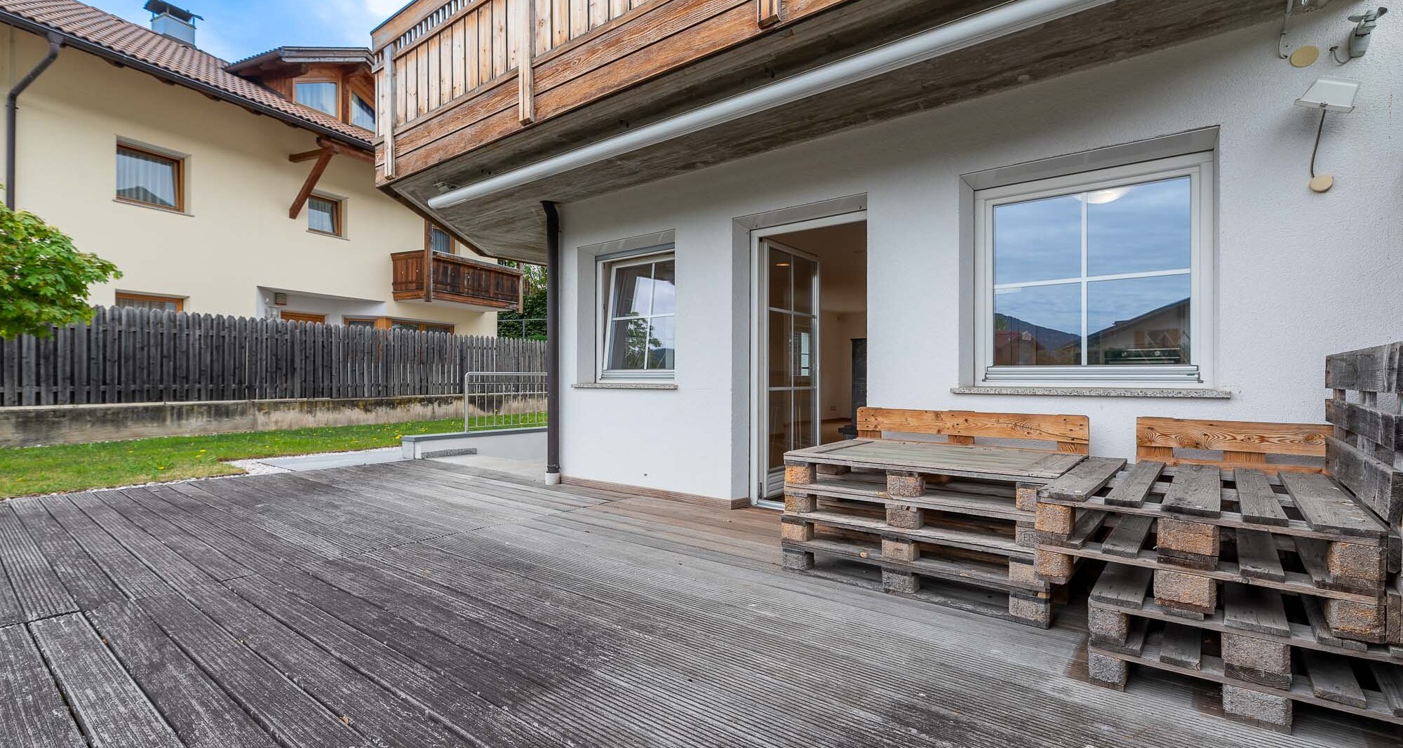 Schönes Eckreihenhaus mit Privatgarten in sonniger Panoramalage