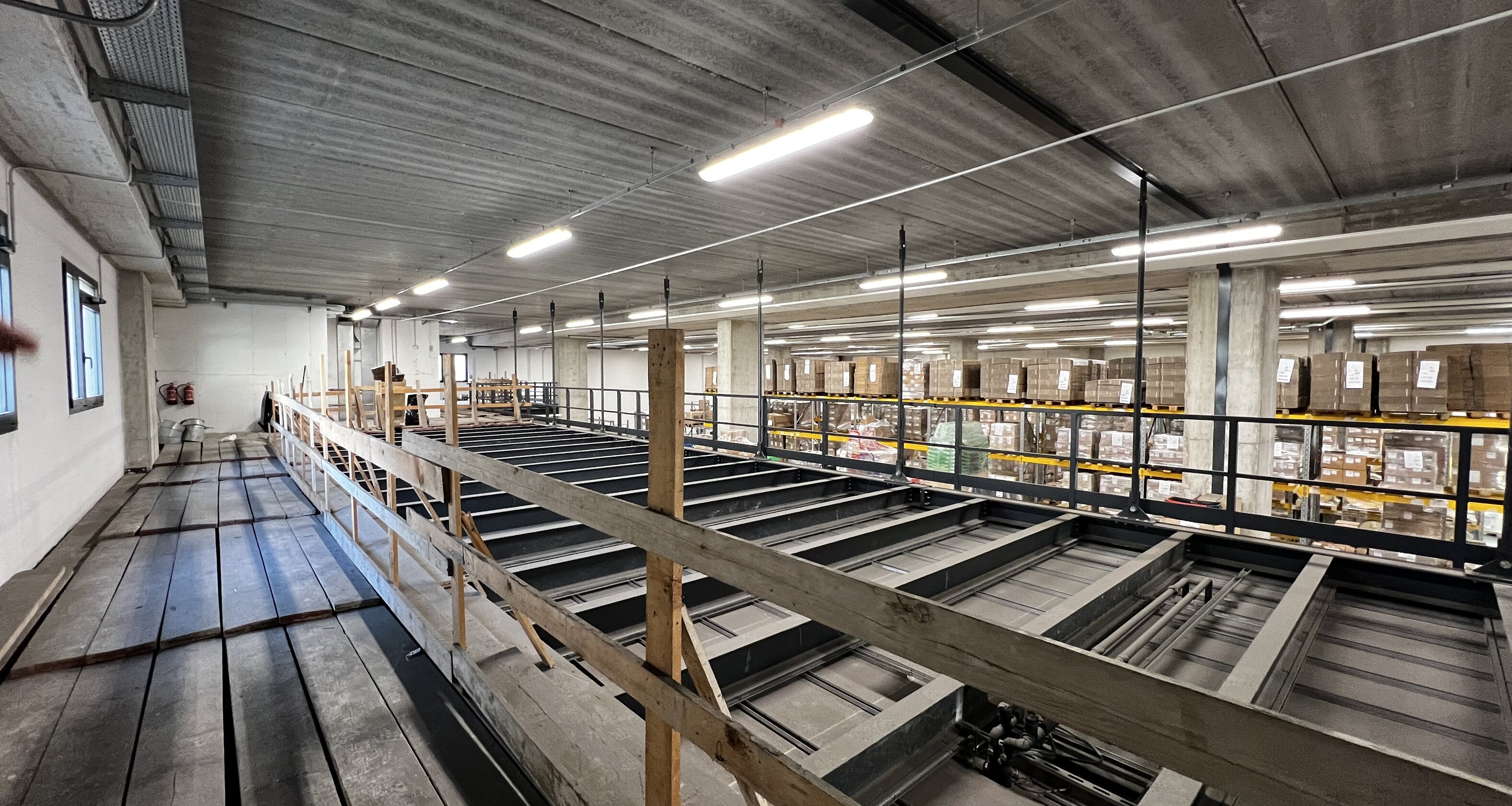 250 m² großer Hängeboden - nutzbar als Magazin und Büro