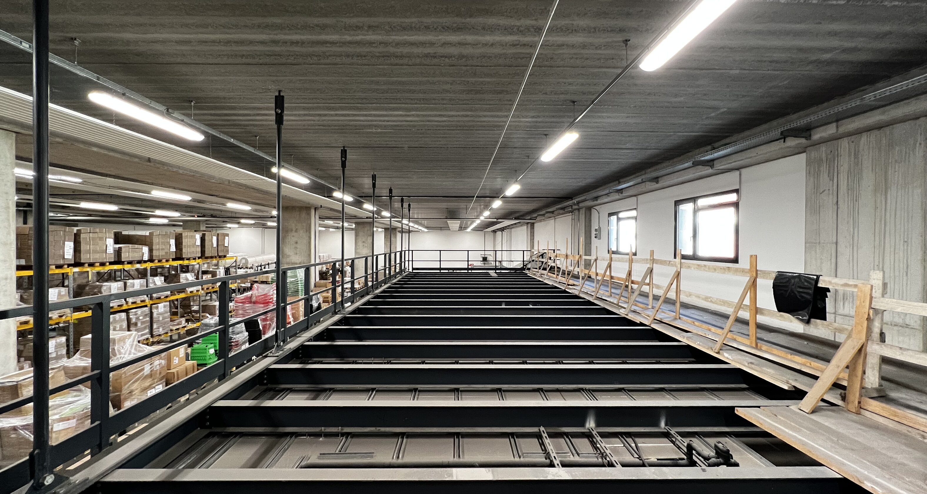 250 m² großer Hängeboden - nutzbar als Magazin und Büro