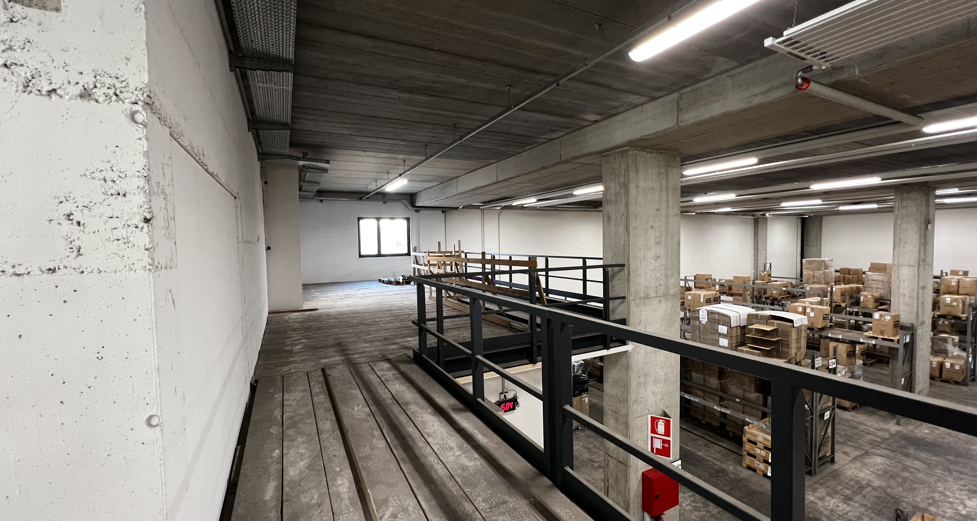 250 m² großer Hängeboden - nutzbar als Magazin und Büro