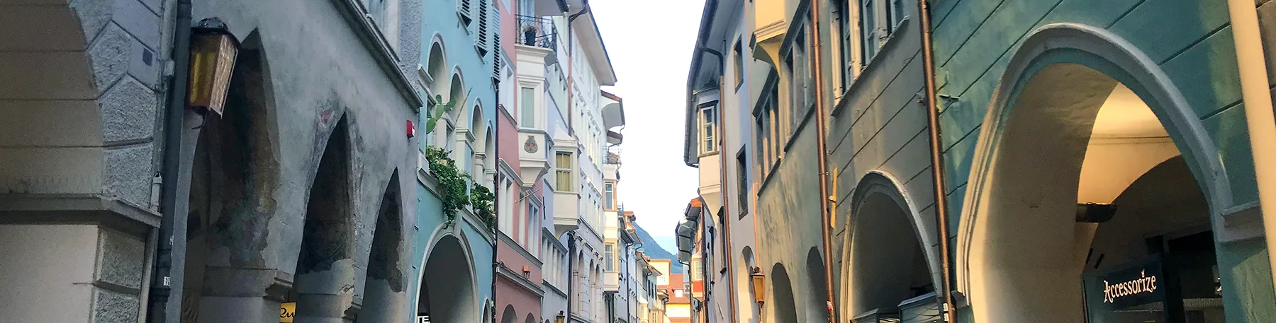 Schönes Laubengeschäft mit großem Schaufenster