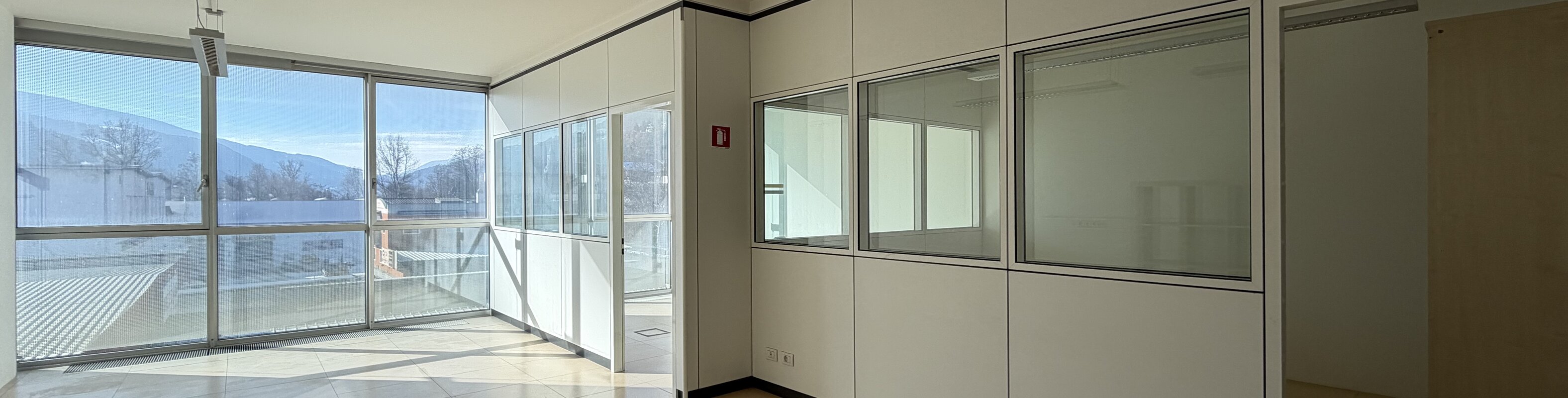 Sonniges Bürolokal mit zwei Garagenstellplätzen
