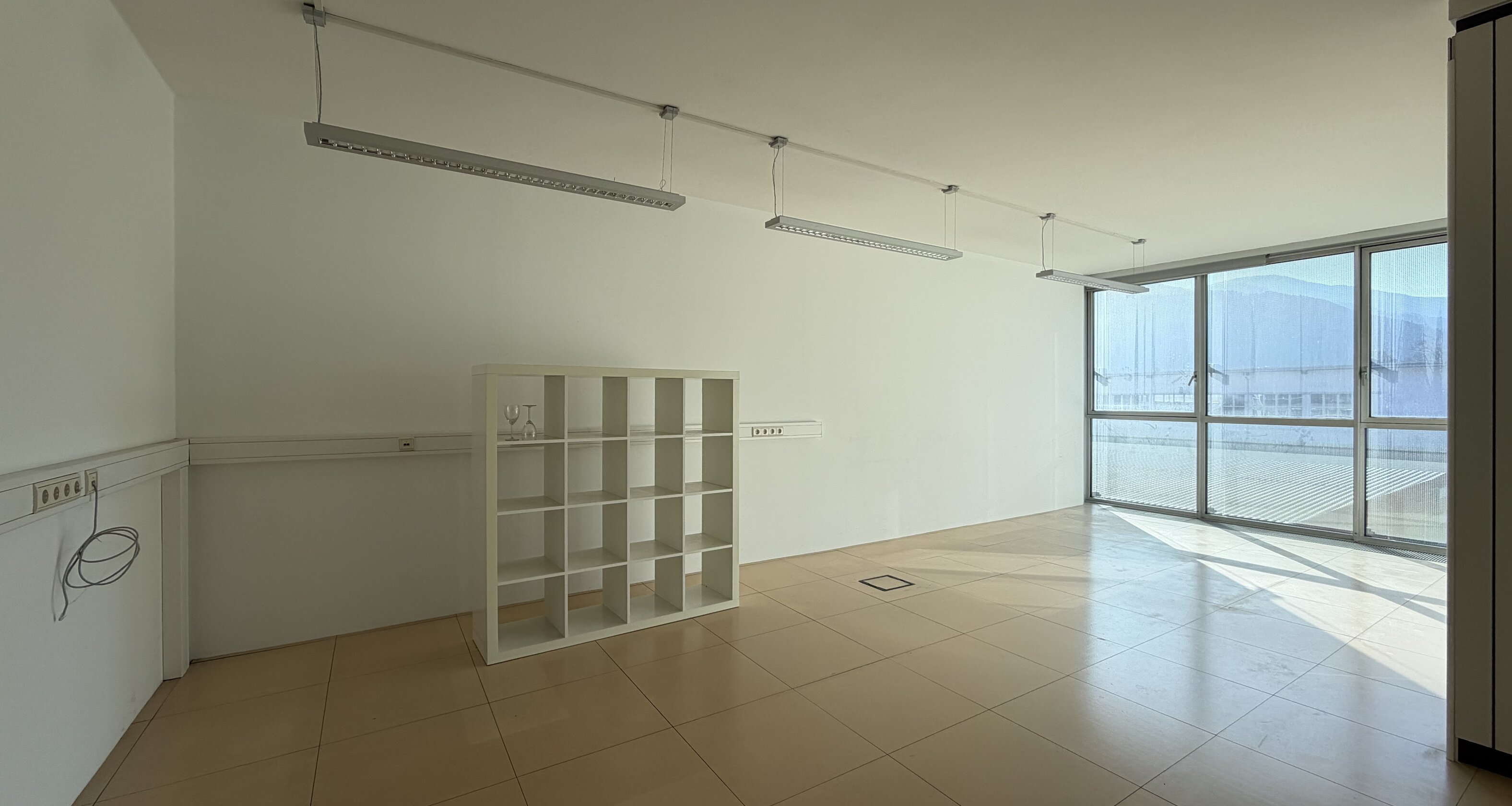 Sonniges Bürolokal mit zwei Garagenstellplätzen