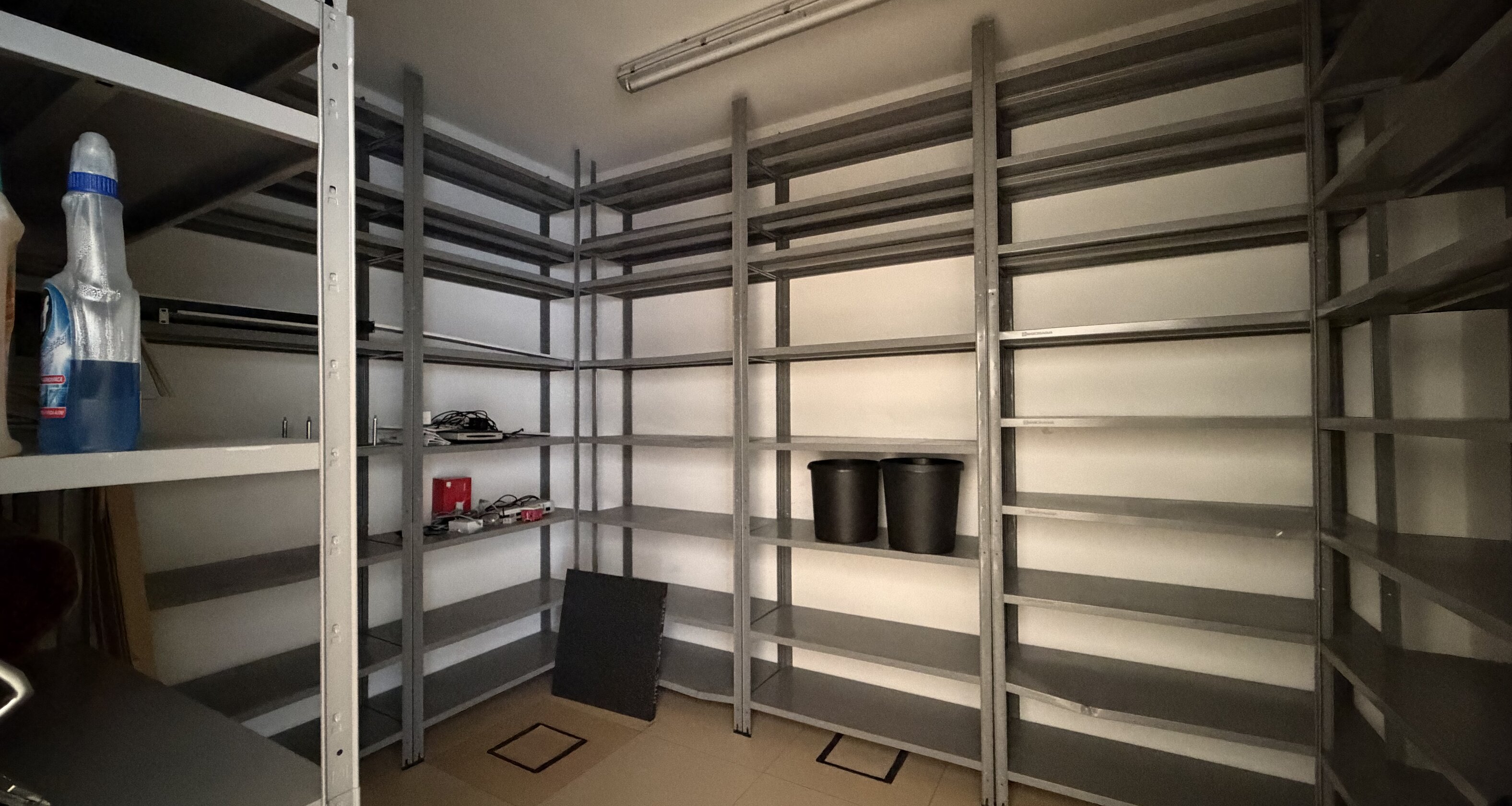 Sonniges Bürolokal mit zwei Garagenstellplätzen