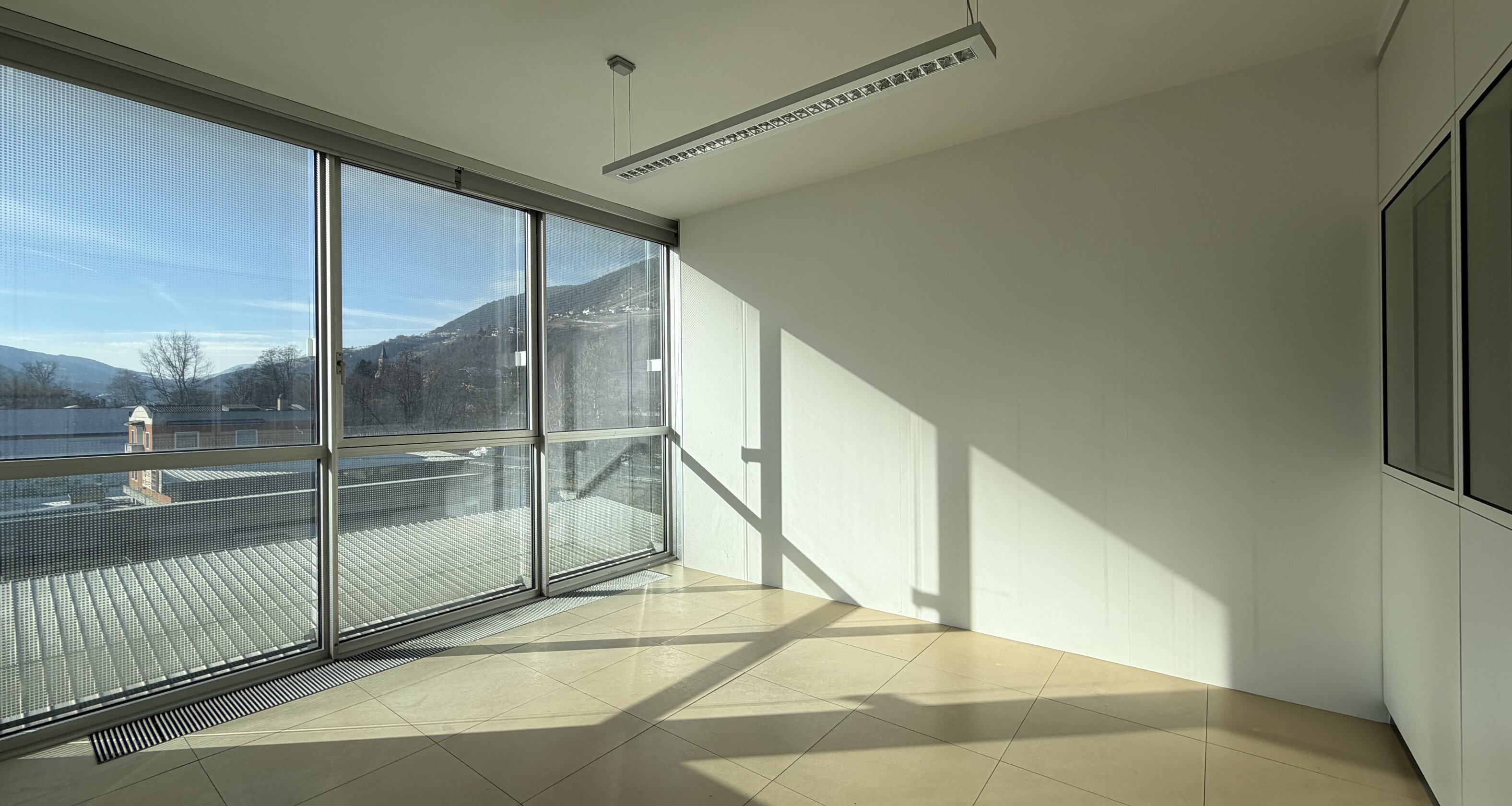 Sonniges Bürolokal mit zwei Garagenstellplätzen