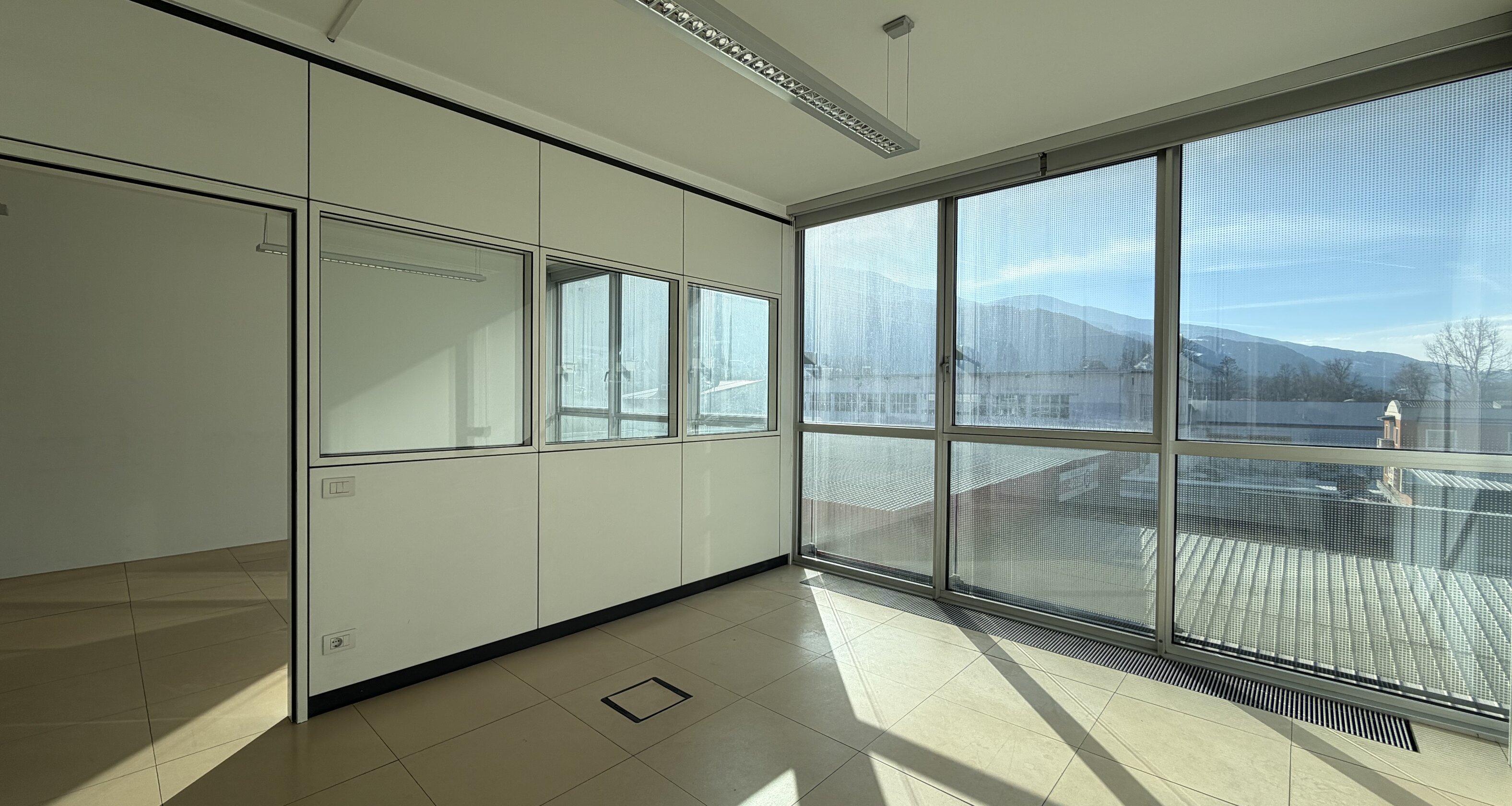 Sonniges Bürolokal mit zwei Garagenstellplätzen