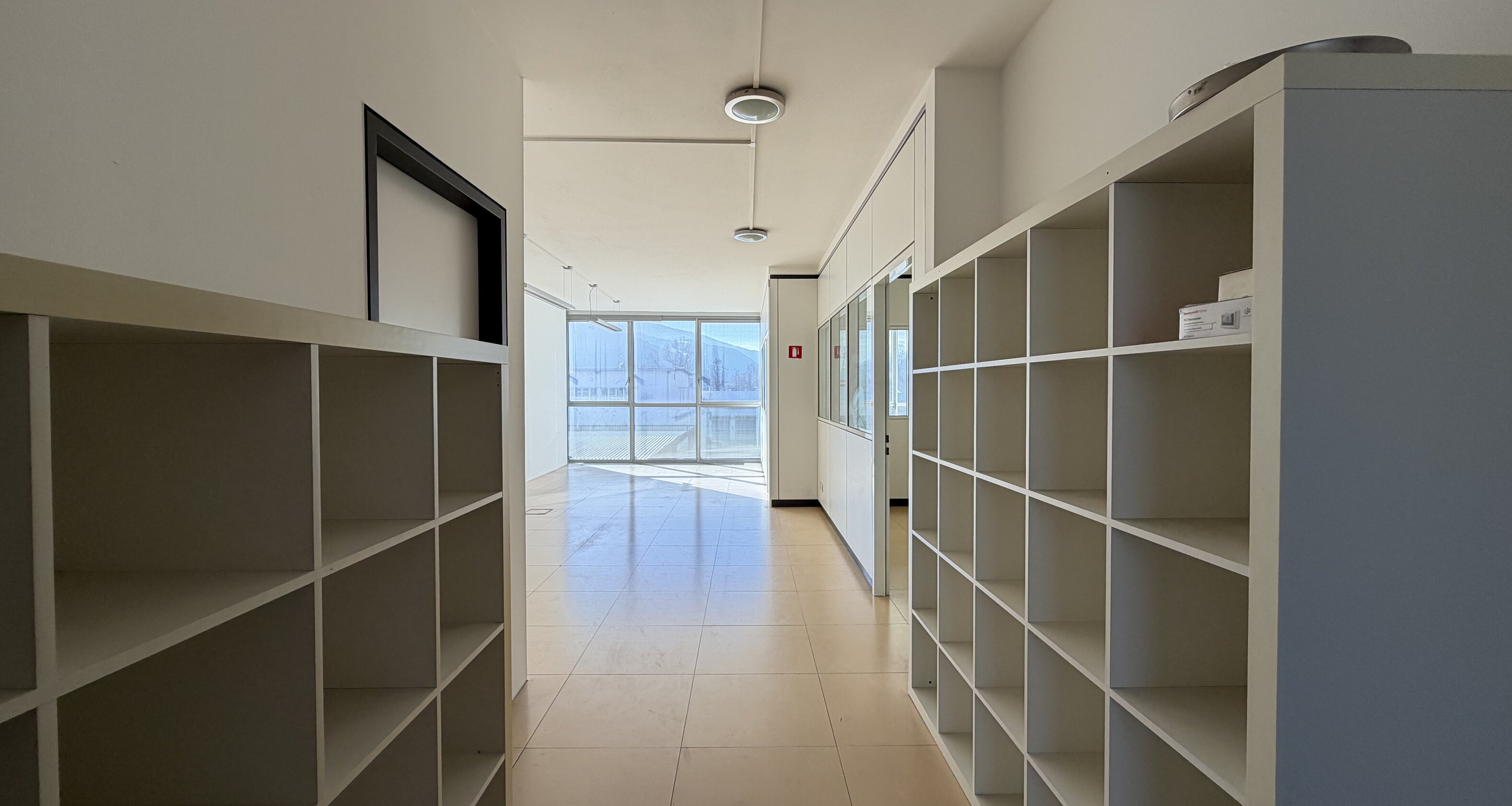 Sonniges Bürolokal mit zwei Garagenstellplätzen
