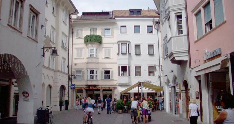 Eckgeschäft mit großer Vitrine in bester Lage