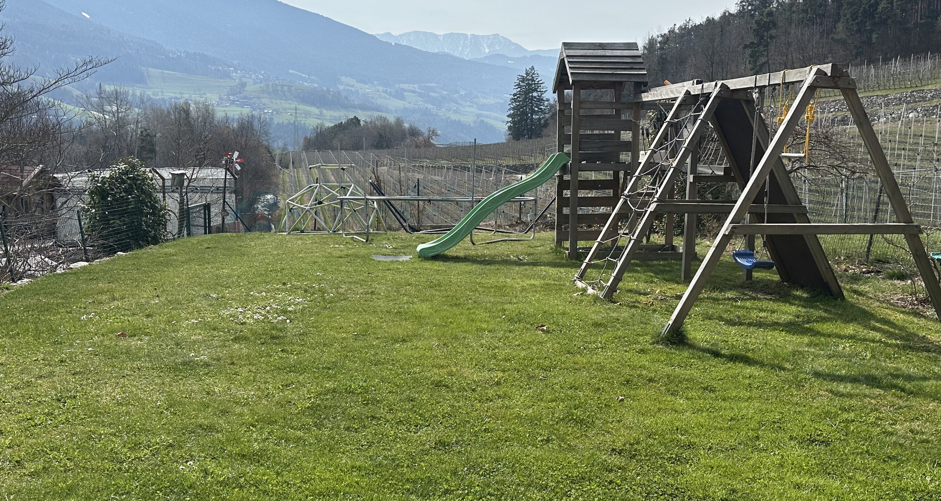 Wohnhaus mit Panoramablick & Privatgarten