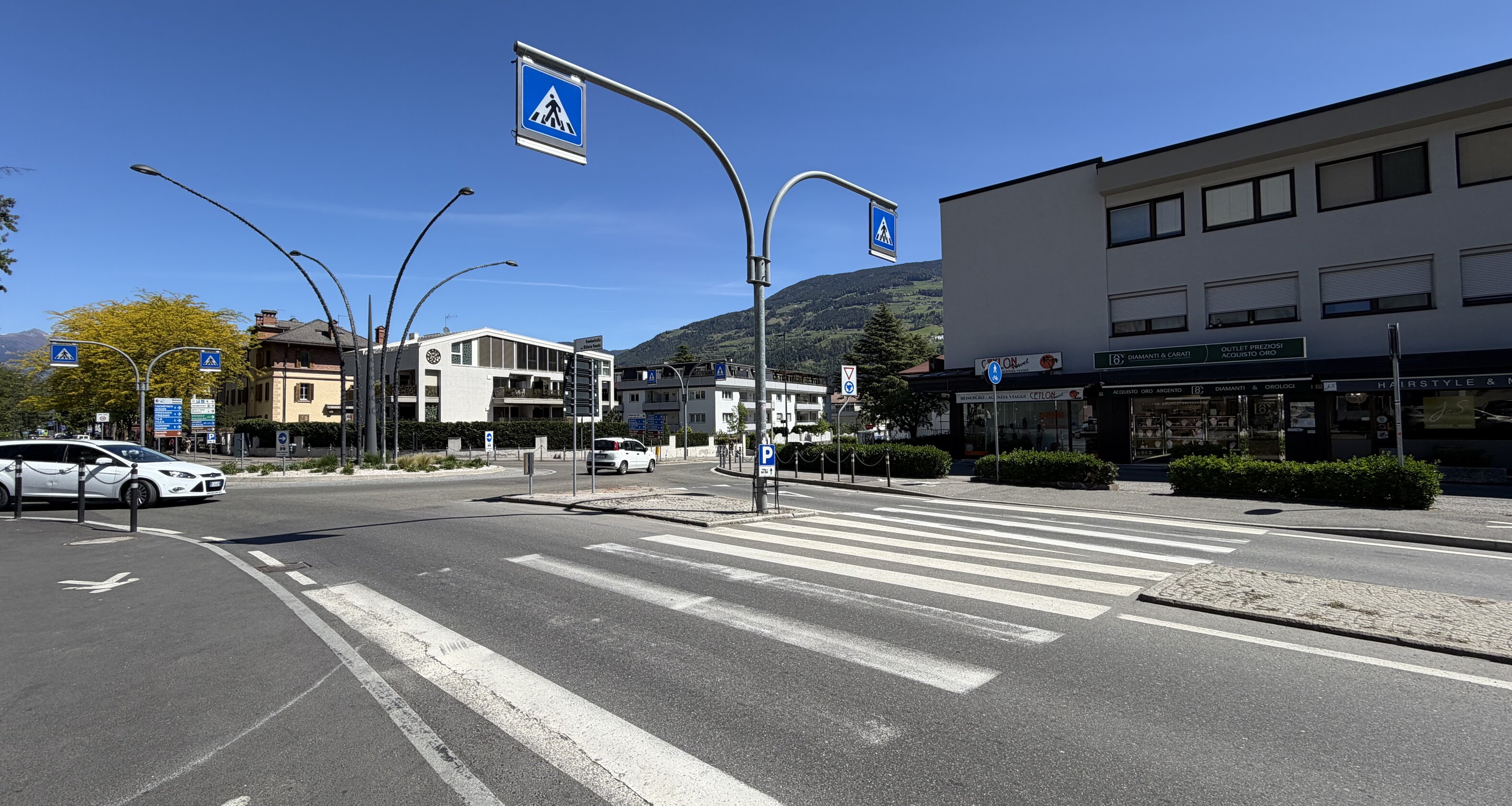 Gut sichtbares Büro-/Geschäftslokal mit großer Schaufensterfront 