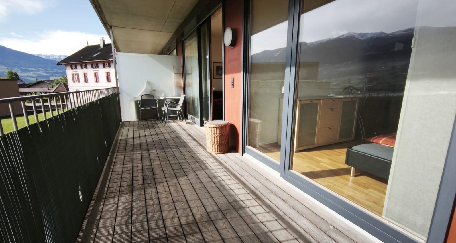 Moderne, teilmöblierte Zweizimmerwohnung mit Terrasse