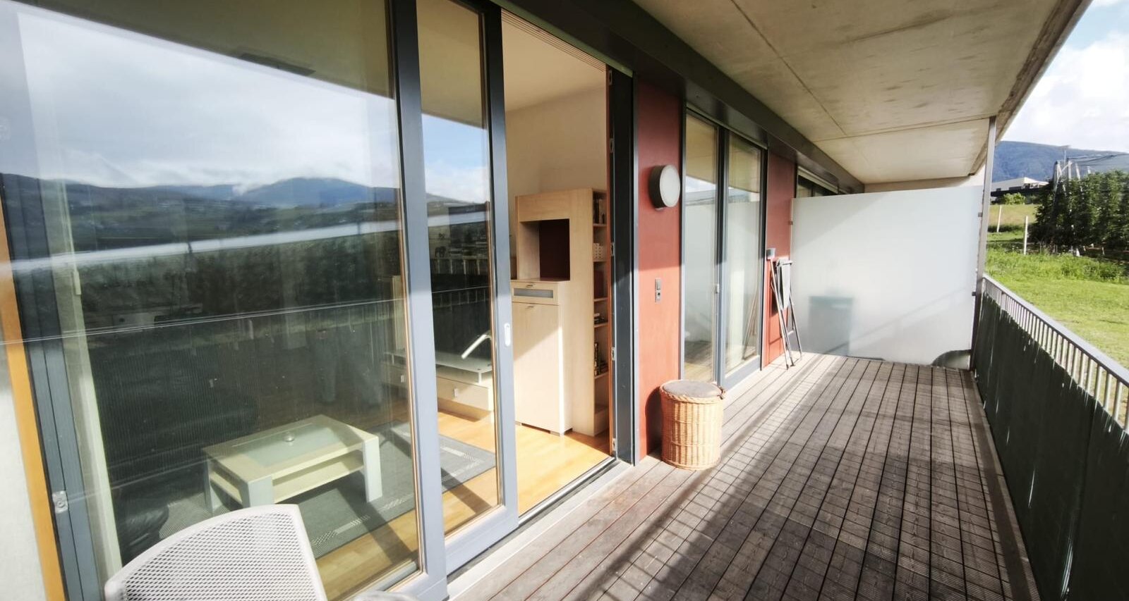 Moderne, teilmöblierte Zweizimmerwohnung mit Terrasse