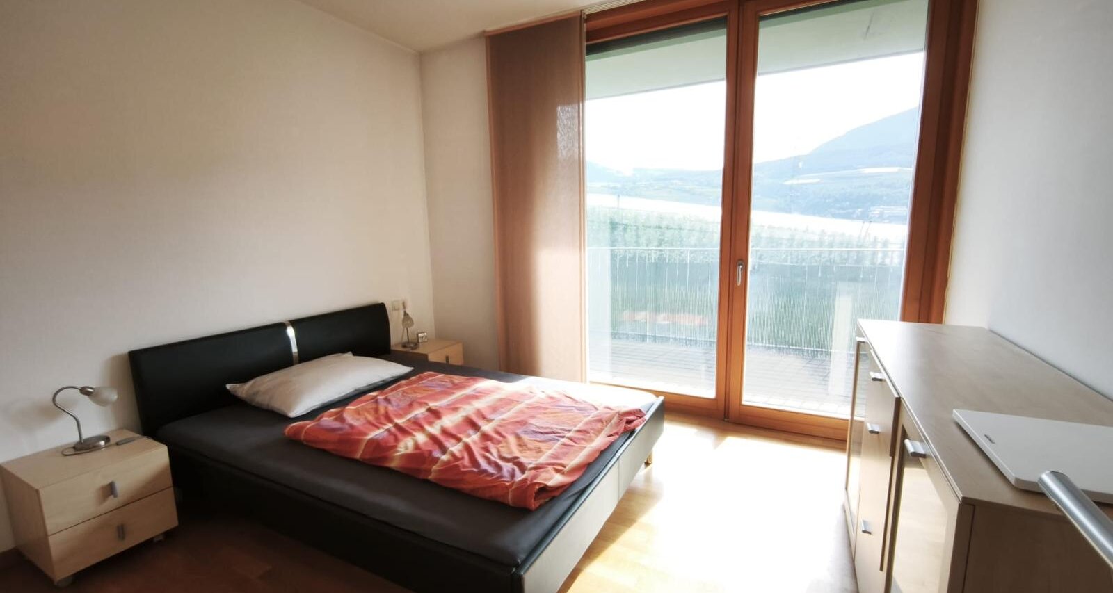Moderne, teilmöblierte Zweizimmerwohnung mit Terrasse