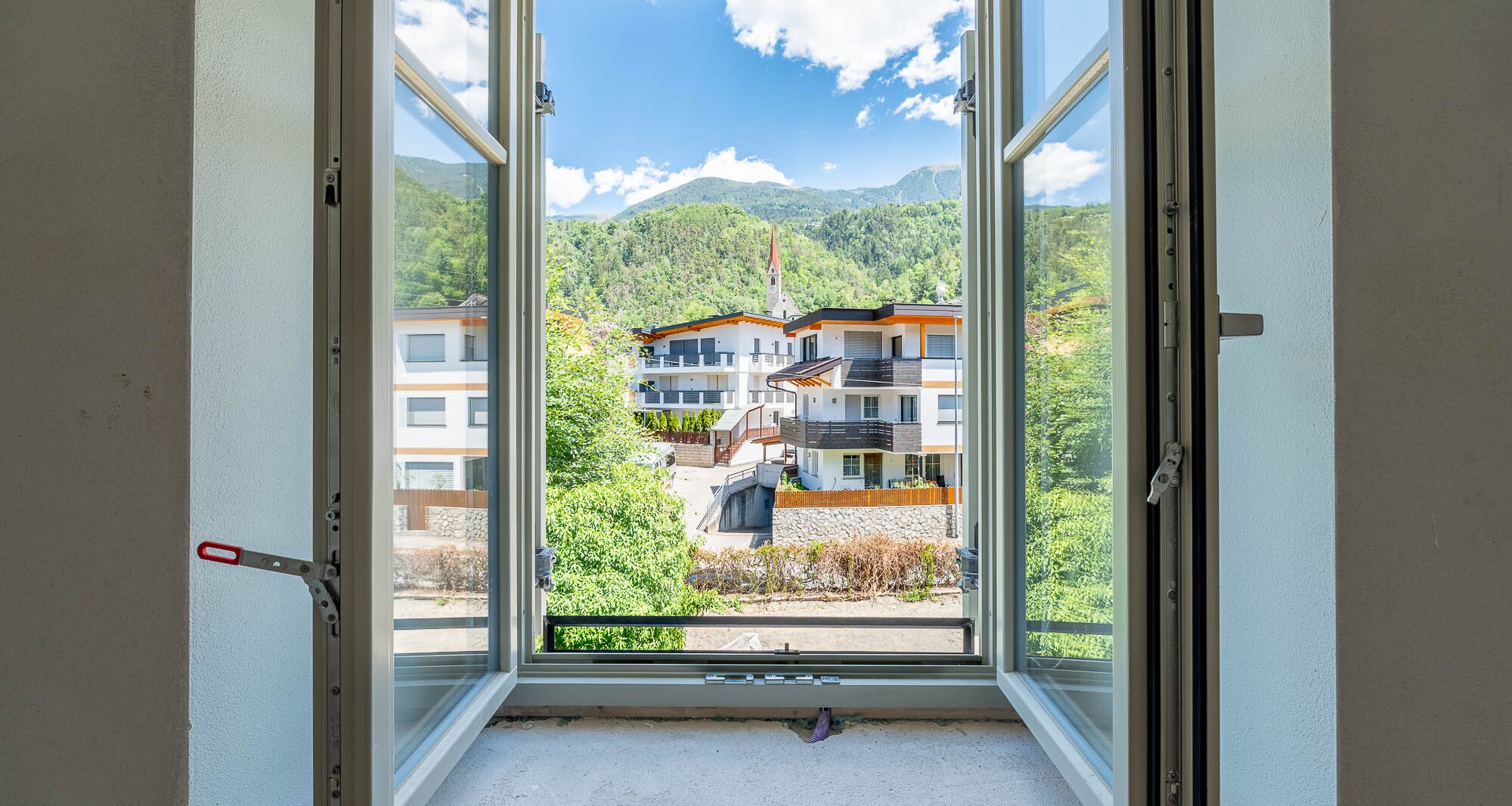 A2: Neue, geräumige Vierzimmerwohnung mit Privatgarten