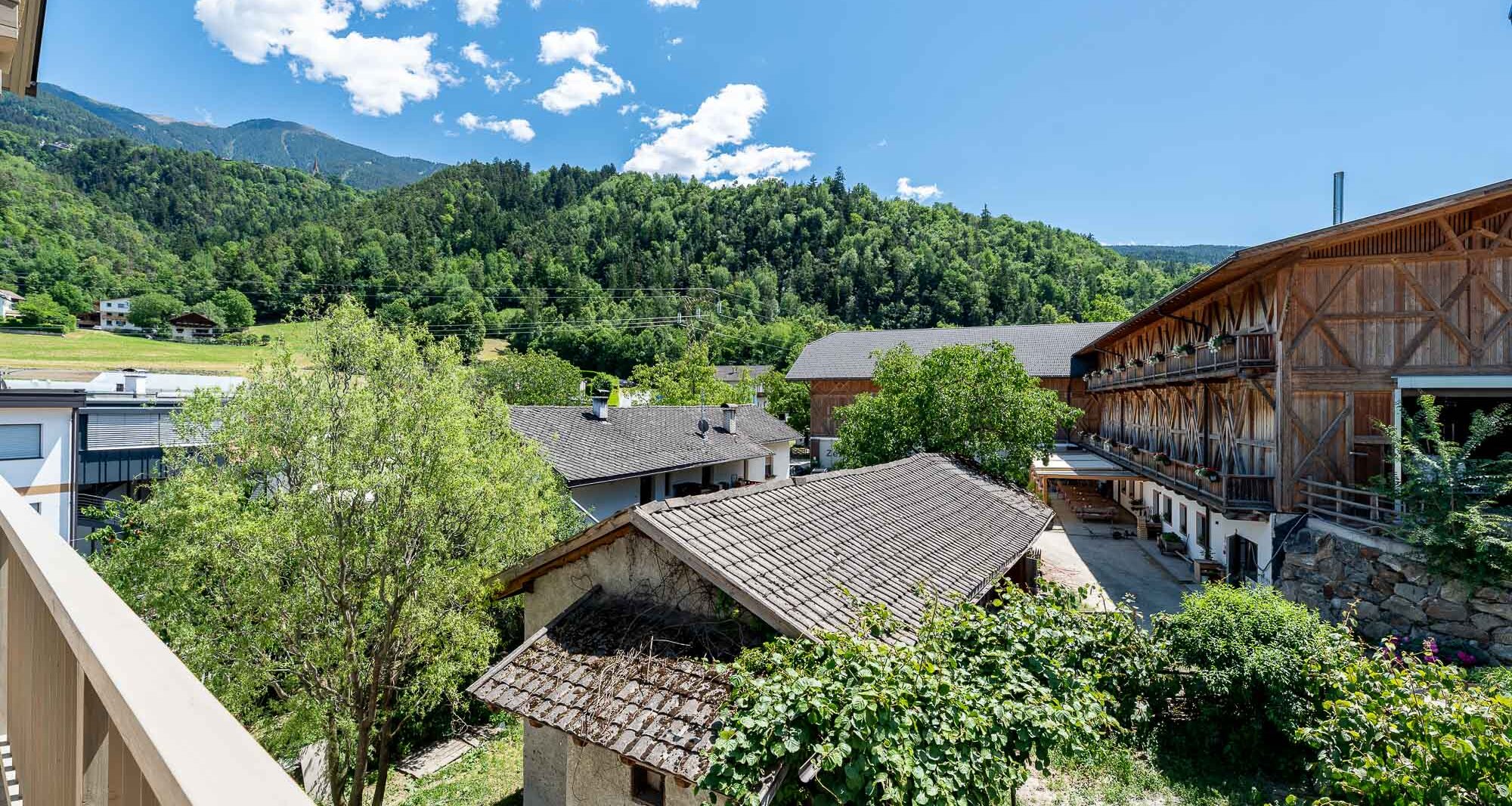 A3: Neue Vierzimmerwohnung im hohen Stockwerk mit ca. 400 m² Privatgarten
