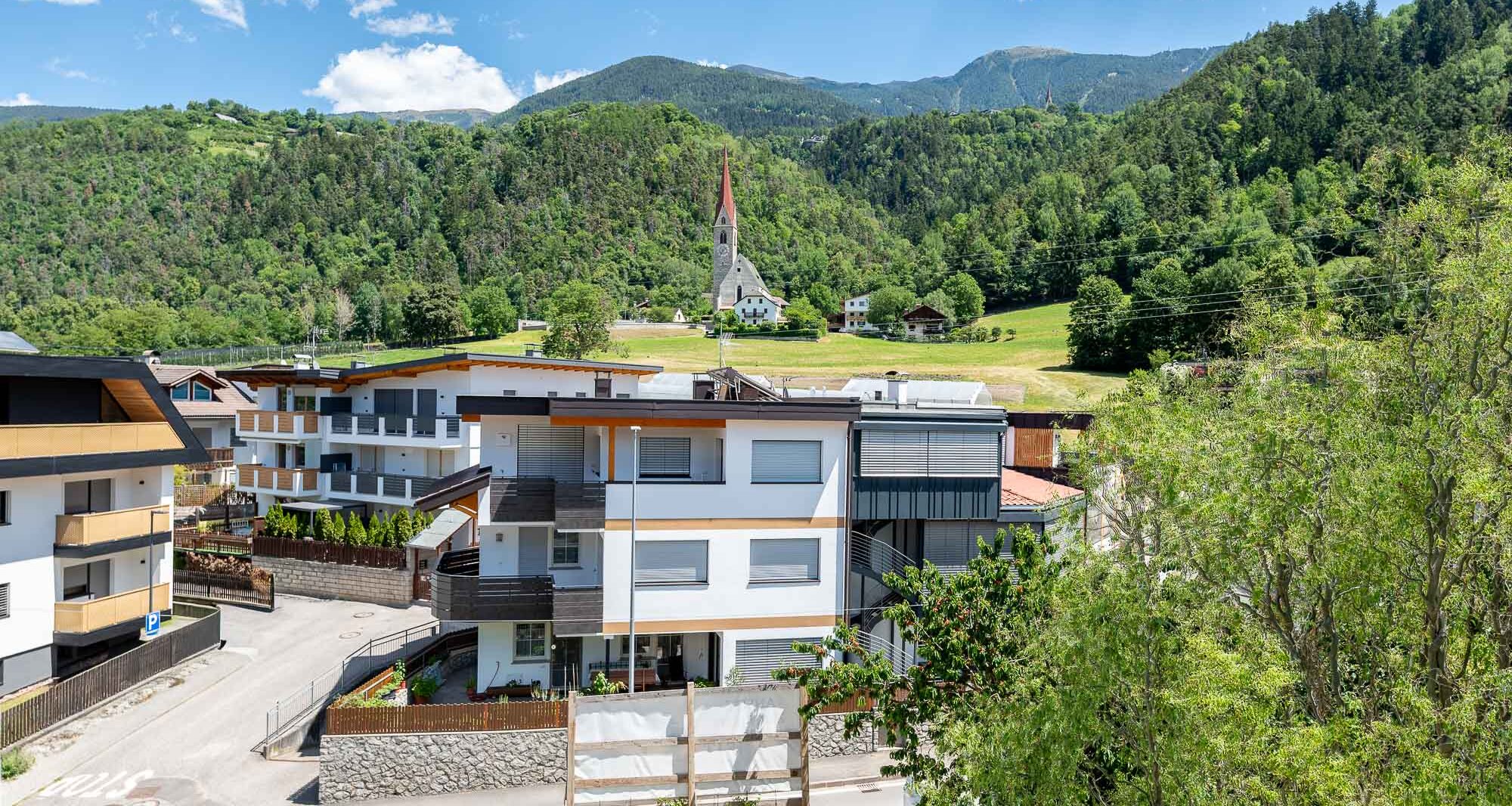 A3: Neue Vierzimmerwohnung im hohen Stockwerk mit ca. 400 m² Privatgarten