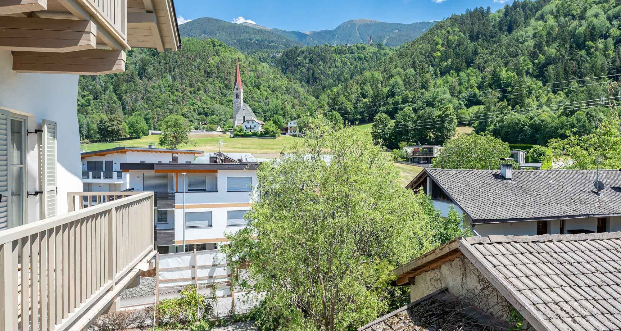 A3: Neue Vierzimmerwohnung im hohen Stockwerk mit ca. 400 m² Privatgarten