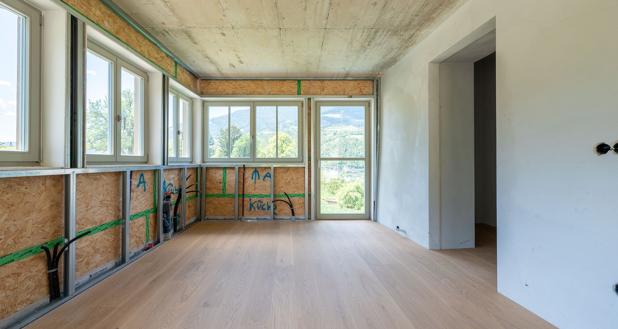 A3: Neue Vierzimmerwohnung im hohen Stockwerk mit ca. 400 m² Privatgarten