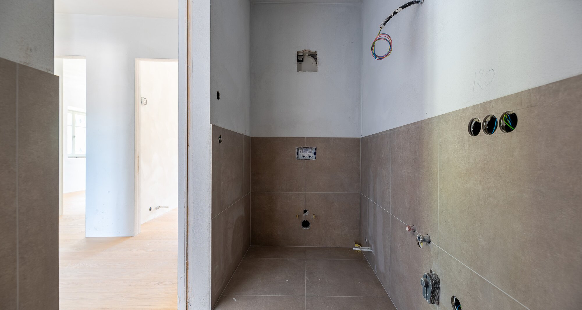 A3: Neue Vierzimmerwohnung im hohen Stockwerk mit ca. 400 m² Privatgarten