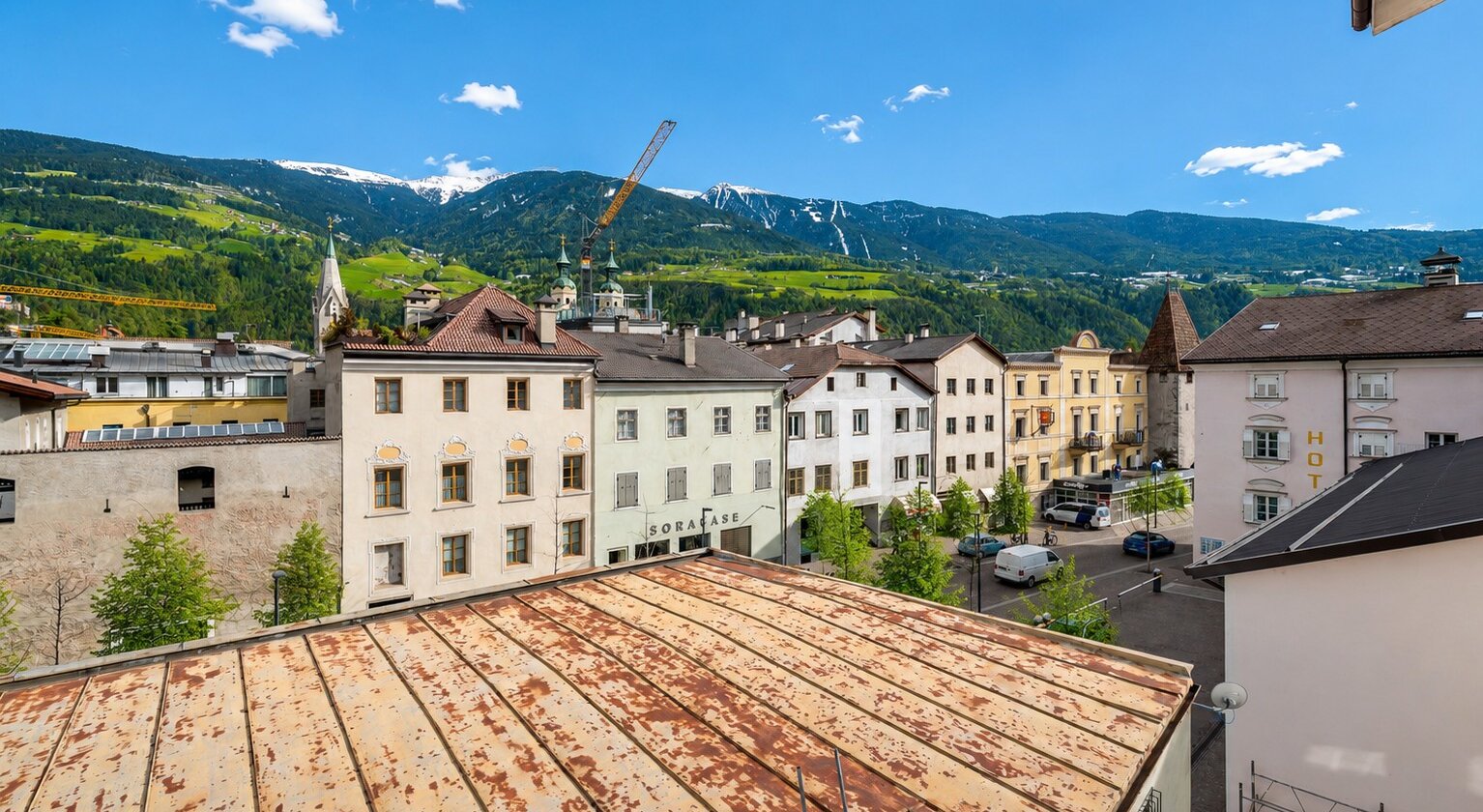 Helle Dreizimmerwohnung mit zwei Balkonen im historischen Zentrum von Brixen