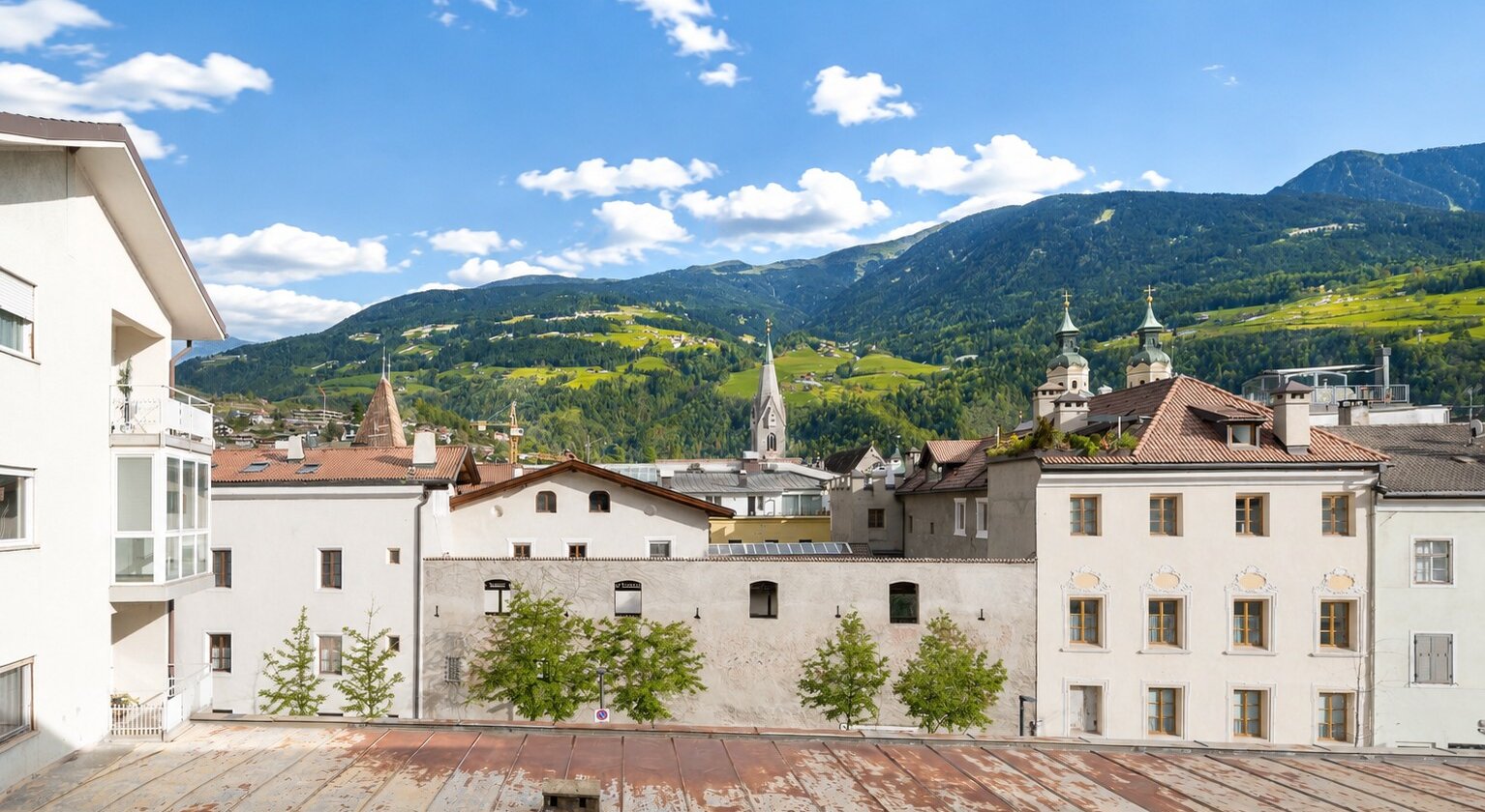 Helle Dreizimmerwohnung mit zwei Balkonen im historischen Zentrum von Brixen